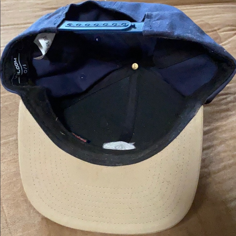 Volcom SnapBack hat - Picture 4 of 4